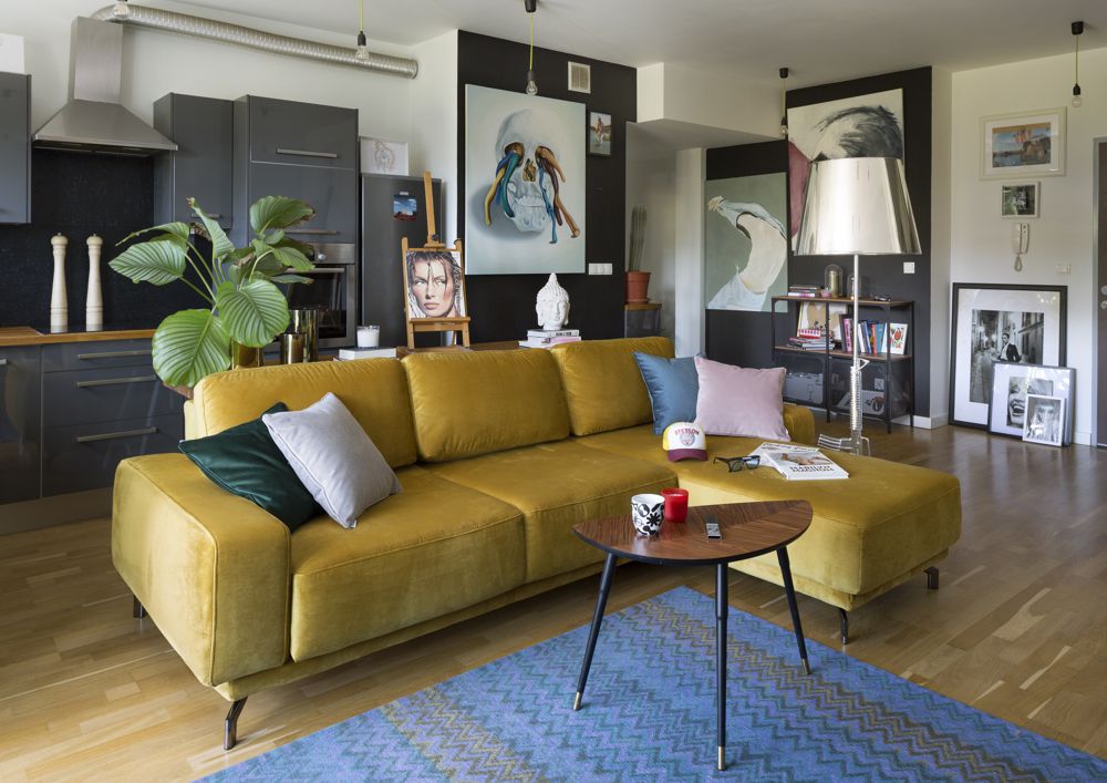 The Veneto corner sofa – the living room in the apartment of Jacek Szawioła